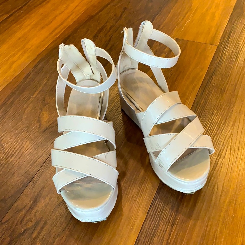 SOLD 🌟🌟🌟🌟Nude strappy platform sandals
